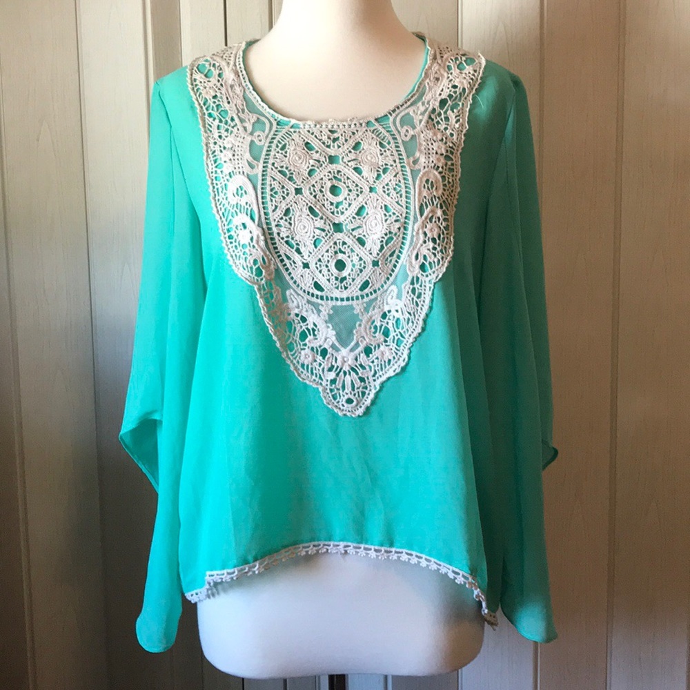 blue/green flow top with white lace